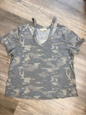 Misia Gray & Light Gray Camo V-Neck Short Sleeve Tee